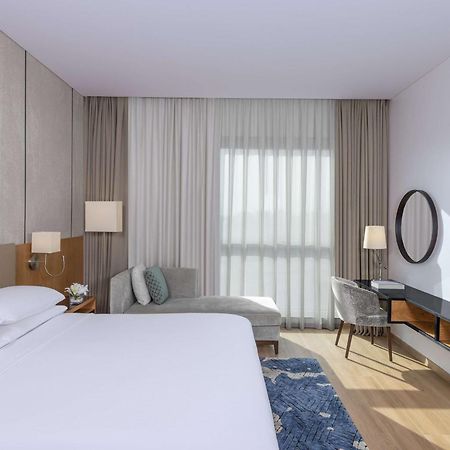 Hotel Hyatt Regency Oryx Ad Dawhah Esterno foto A guest room at the hotel