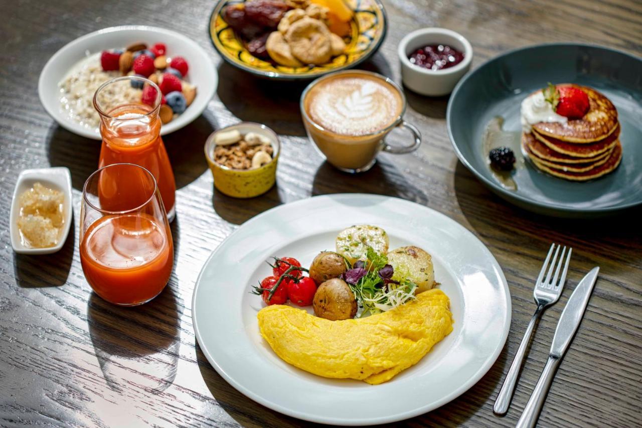 Hotel Hyatt Regency Oryx Ad Dawhah Esterno foto Breakfast at the Hilton London Heathrow