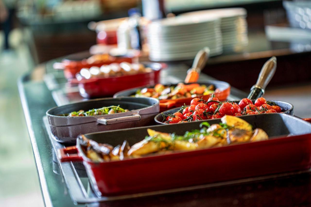 Hotel Hyatt Regency Oryx Ad Dawhah Esterno foto A salad bar