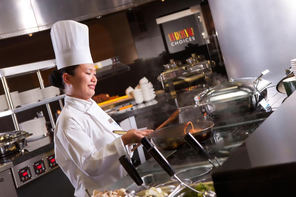 Hotel Hyatt Regency Oryx Ad Dawhah Esterno foto A chef at work