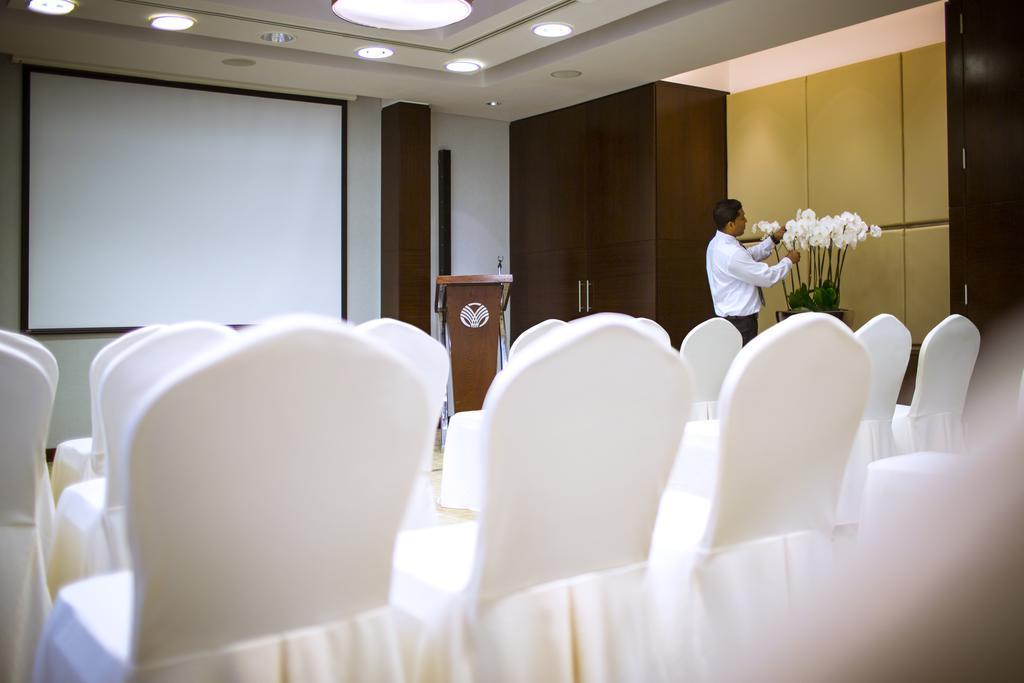Hotel Hyatt Regency Oryx Ad Dawhah Esterno foto A meeting room at the hotel