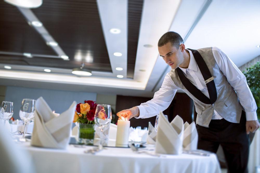 Hotel Hyatt Regency Oryx Ad Dawhah Esterno foto A waiter lighting a candle
