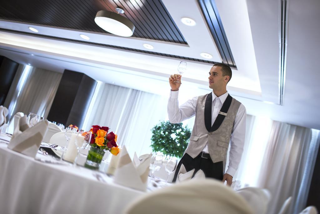 Hotel Hyatt Regency Oryx Ad Dawhah Esterno foto A waiter at work