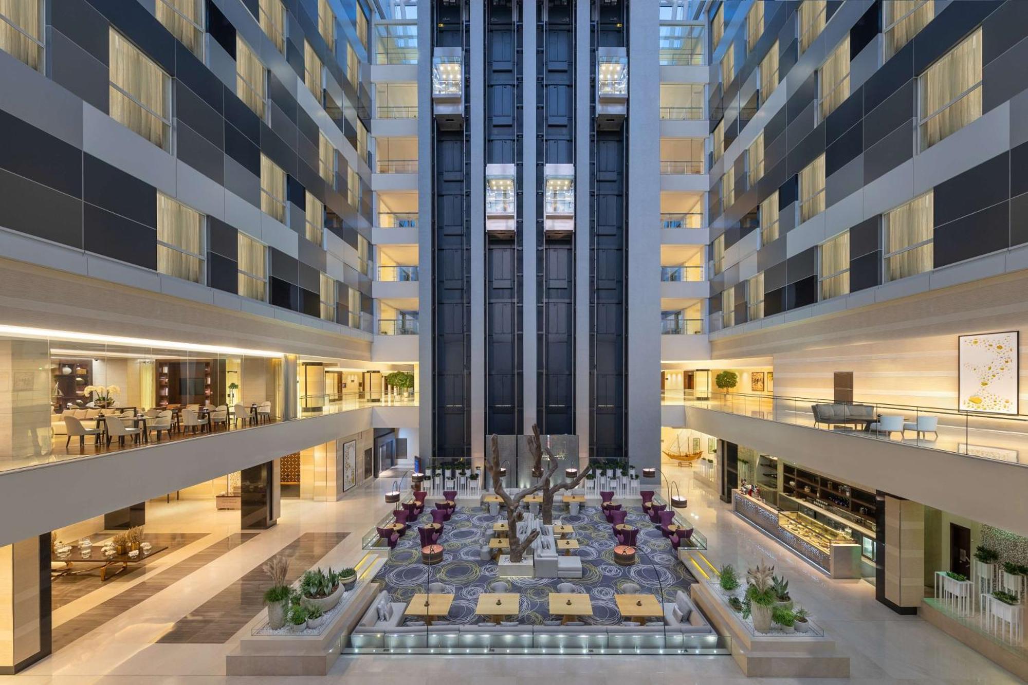 Hotel Hyatt Regency Oryx Ad Dawhah Esterno foto The hotel's lobby