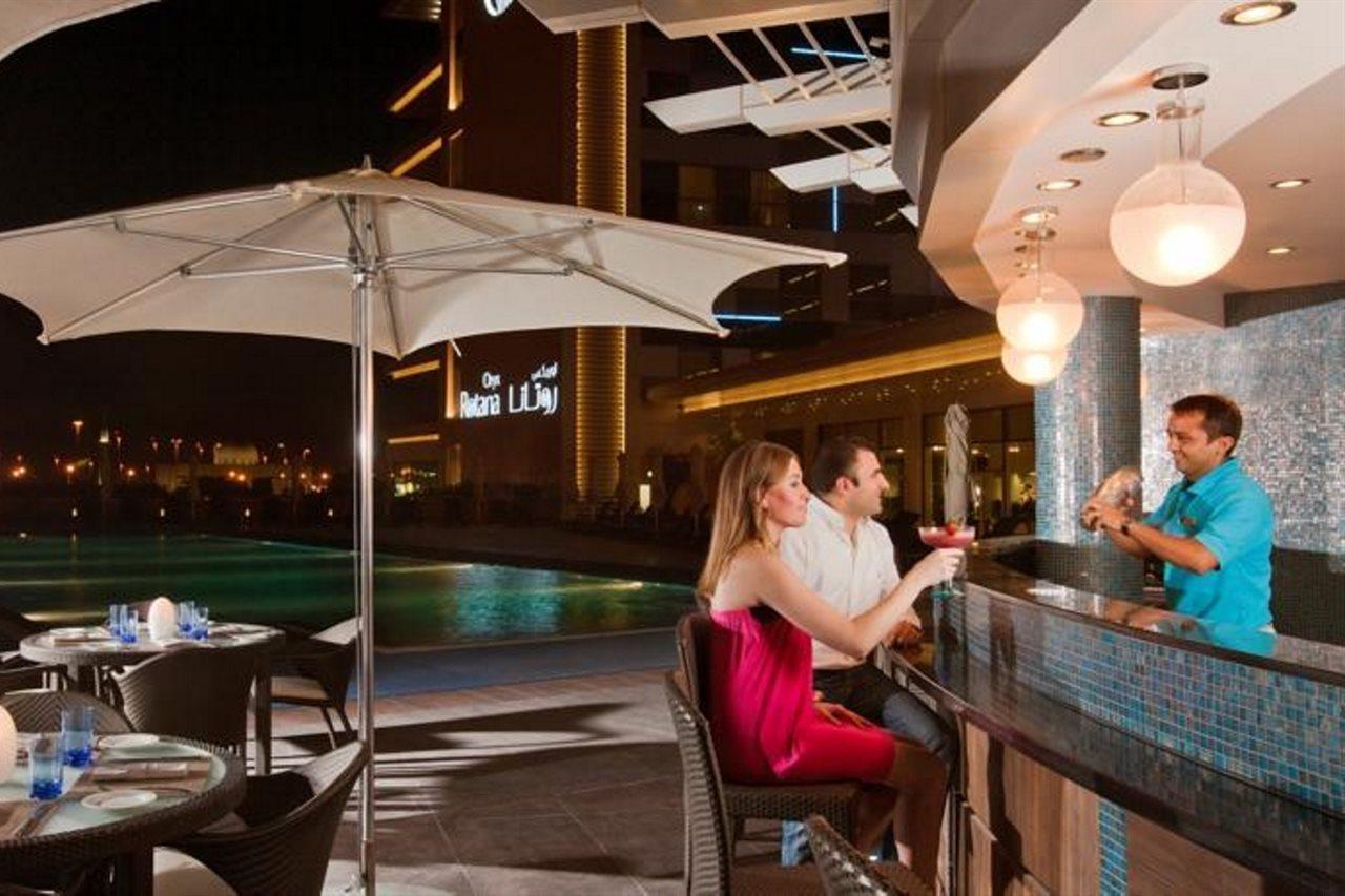 Hotel Hyatt Regency Oryx Ad Dawhah Esterno foto The bar at the pool