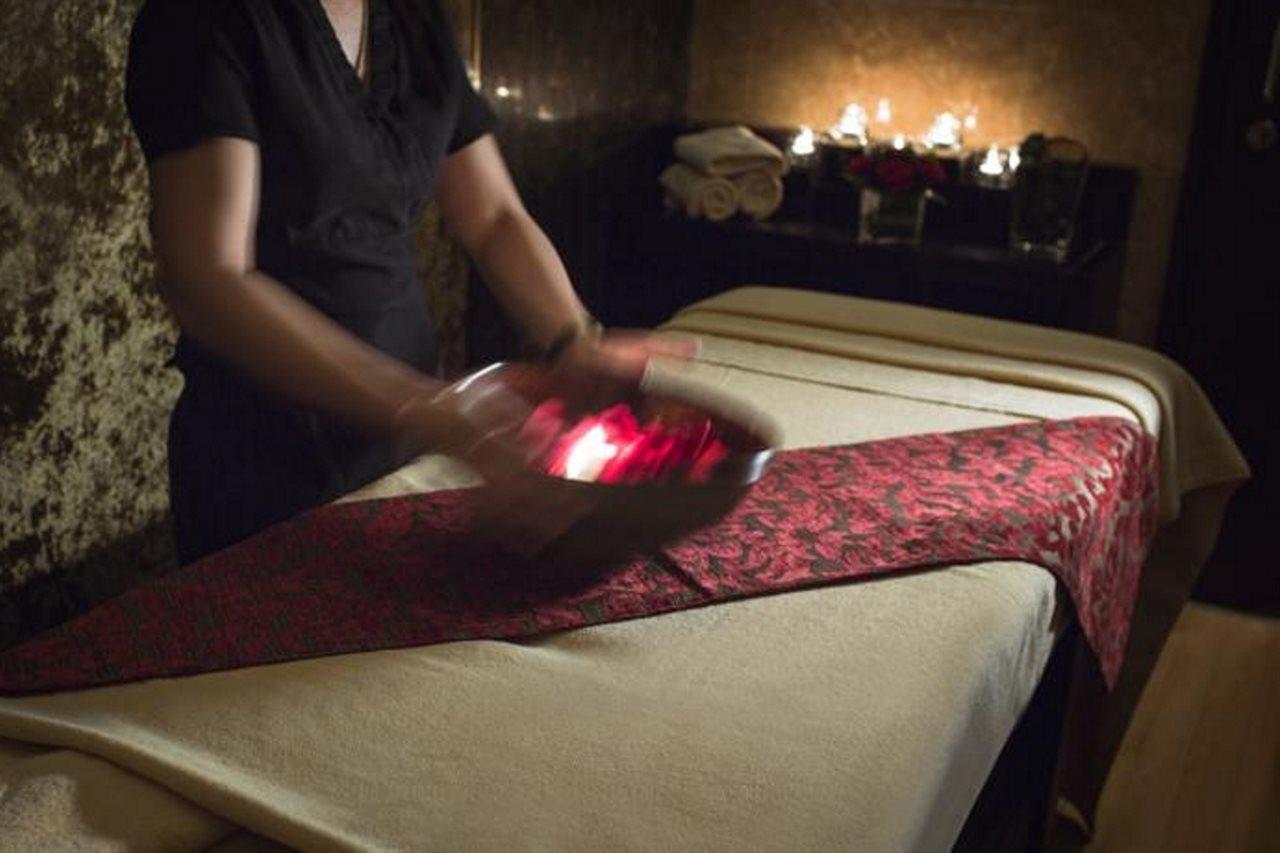 Hotel Hyatt Regency Oryx Ad Dawhah Esterno foto A massage therapist at work