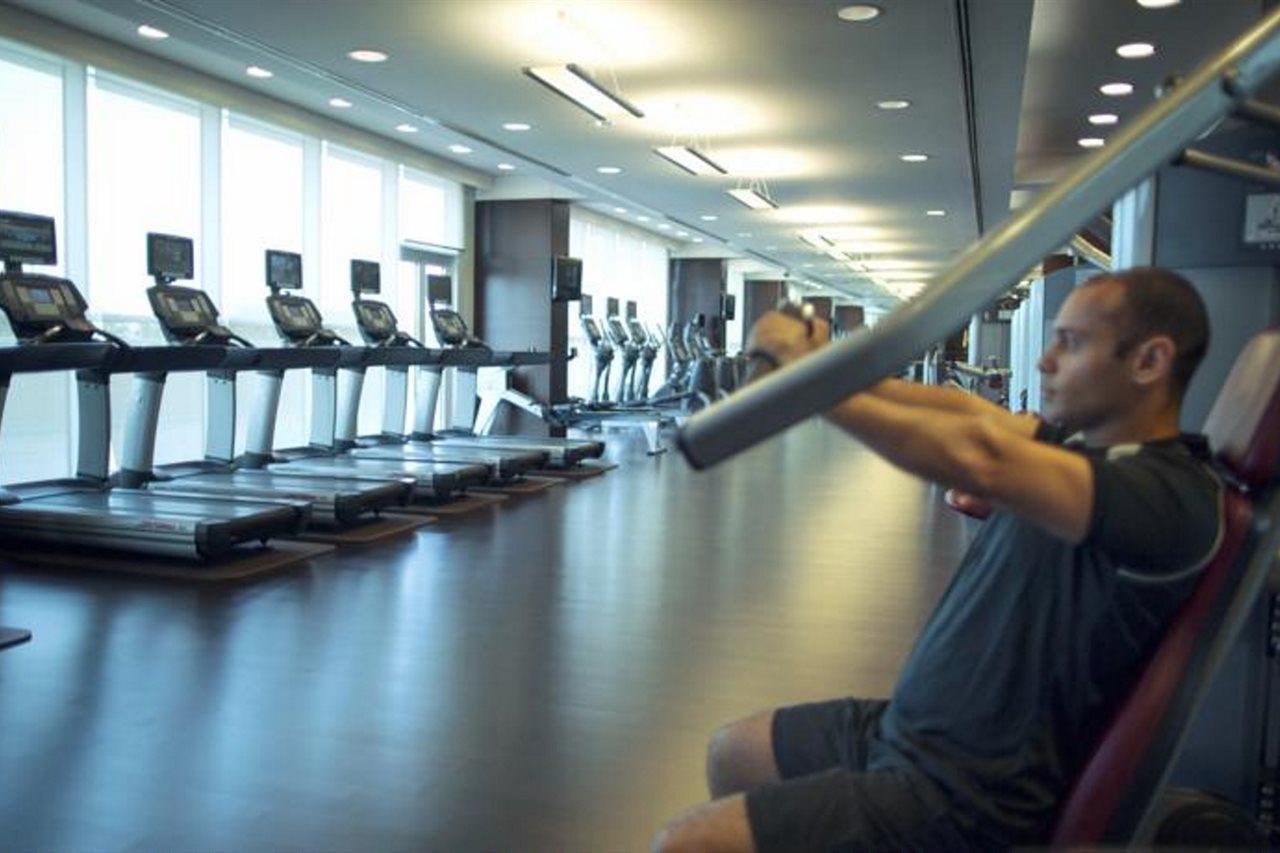 Hotel Hyatt Regency Oryx Ad Dawhah Esterno foto A man using a lat pulldown machine