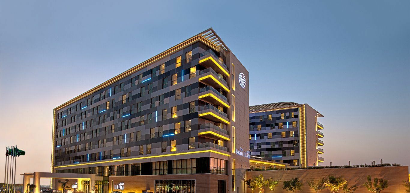 Hotel Hyatt Regency Oryx Ad Dawhah Esterno foto The hotel at night